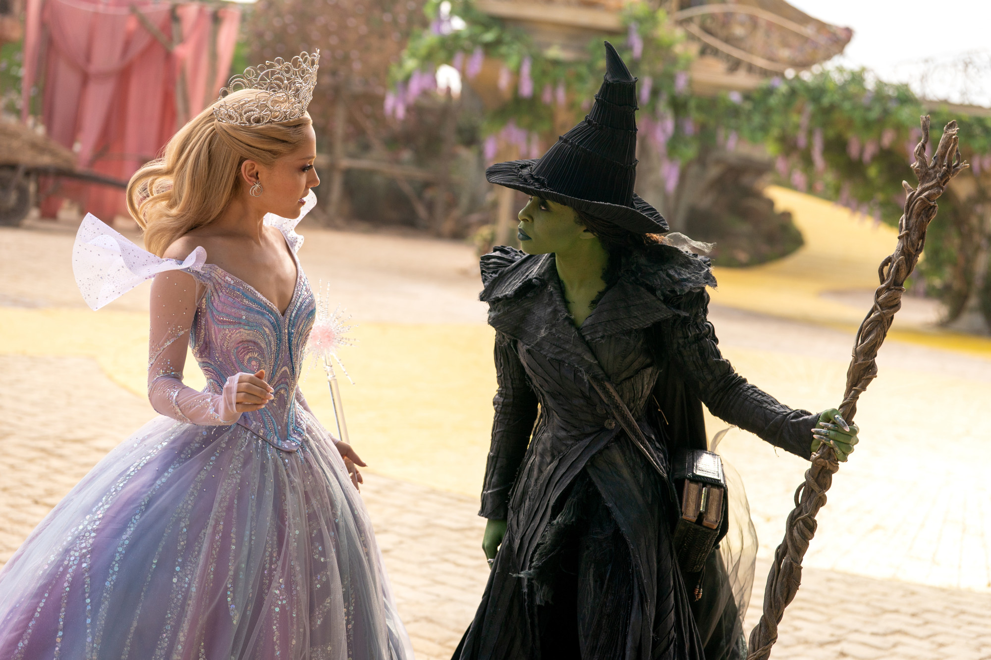 Wicked For Good - Szenen - ov - 06 Scene Picture.jpg