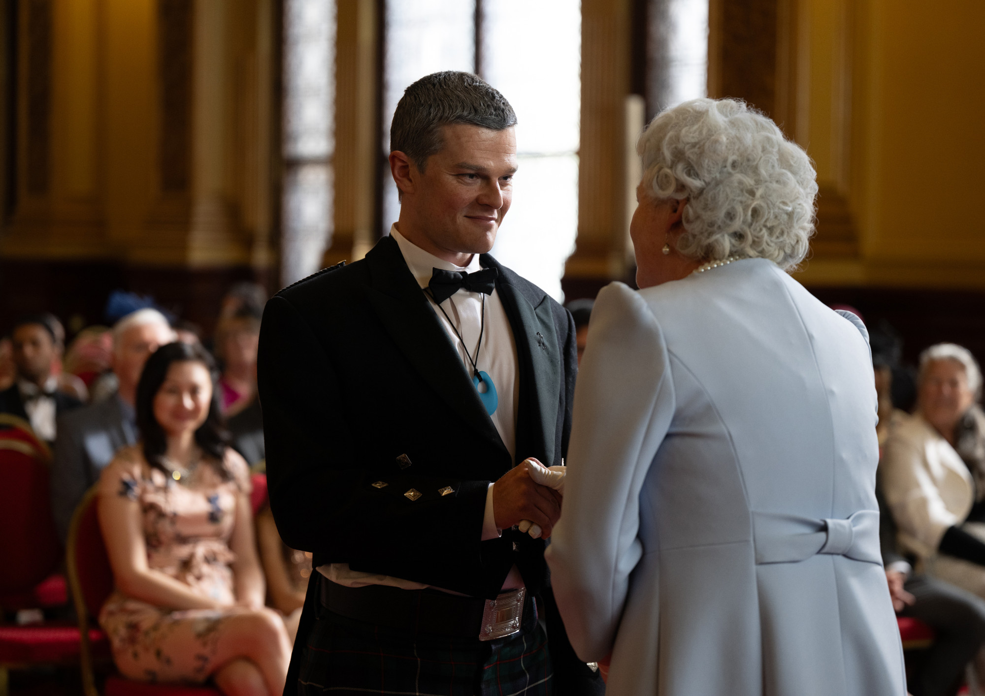 05_John_(Robert_Aramayo)_bei_der_Ordensverleihung_durch_die_Queen-c-_Wild_Bunch_Germany.jpg
